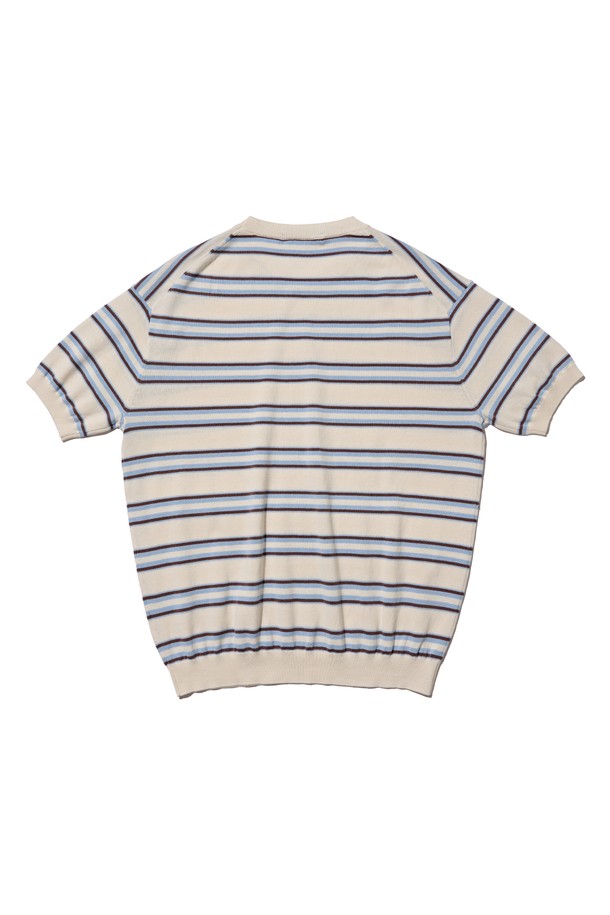 **STRIPE EDITION HALF KNIT (IVORY)**는 부드러운 촉감의 면 소재로 제작된 반소매 라운드넥 니트입니다. 아이보리, 차콜, 블루 컬러의 스트라이프 패턴이 돋보이며, 얇은 두께감으로 여름철에도 시원하게 착용할 수 있습니다. 밀도 높은 원사를 사용하여 착용감이 우수하며, 베이직하고 캐주얼한 스타일로 데일리 아이템으로 활용하기 좋습니다.
