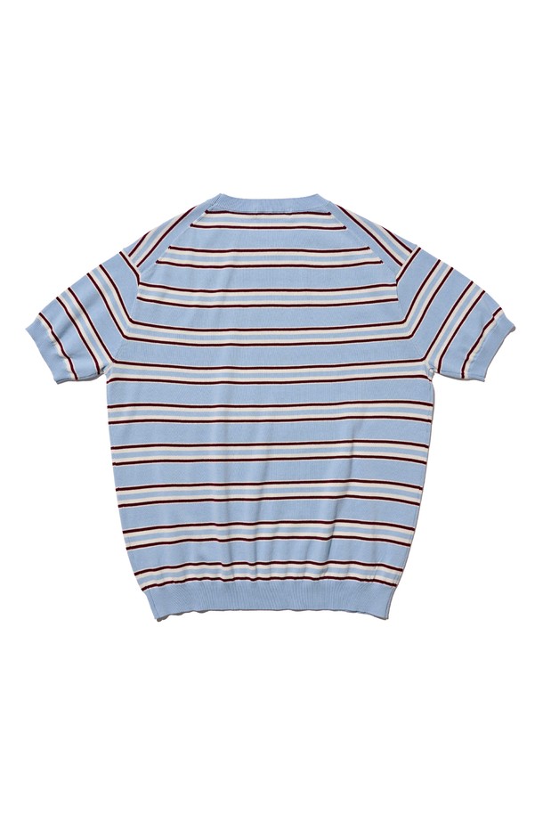 **STRIPE EDITION HALF KNIT (BLUE)**는 여름철에도 시원하게 착용할 수 있는 공용 반소매 니트/스웨터입니다. 부드러운 면 소재에 레귤러핏과 라운드넥 디자인으로 편안한 착용감을 선사하며, 블루, 차콜, 아이보리 세 가지 색상으로 만나볼 수 있습니다. 고밀도 원사를 사용하여 제작되었으며, 베이직한 스트라이프 패턴으로 다양한 스타일링에 활용하기 좋습니다.
