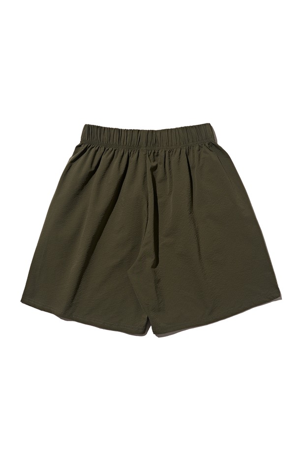 CREEZ WIND HALF PANTS (KHAKI)는 일상과 운동 모두에 적합한 남녀 공용 반바지입니다. 부드러운 폴리에스테르 소재로 제작되어 얇고 가벼우며, 뛰어난 통기성과 신축성을 제공합니다. 루즈핏에 밴딩 허리로 편안한 착용감을 선사하며, 카키색 무지 디자인으로 스포티하면서도 캐주얼한 스타일을 연출합니다.
