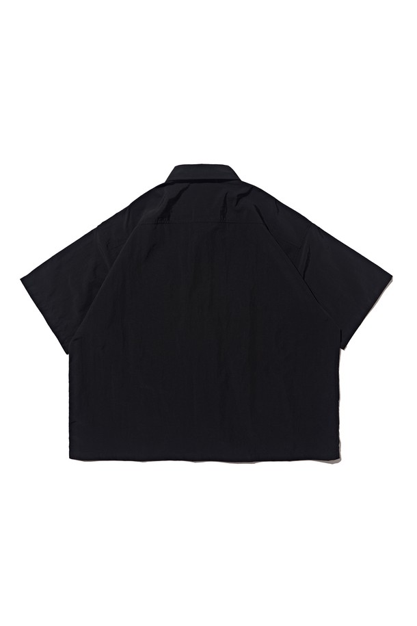 블랙과 화이트 컬러로 출시된 NYLON OVER POCKET SHORT SLEEVE SHIRT는 캐주얼한 무드의 여름 셔츠입니다. 가볍고 얇은 나일론 소재에 오버핏 실루엣, 셔츠 칼라, 반소매 기장으로 편안한 착용감을 선사하며, 앞면 투 포켓 디자인으로 실용성을 더했습니다. FREE 사이즈로 제작되어 일상 및 여행 시 폭넓게 활용하기 좋습니다.
