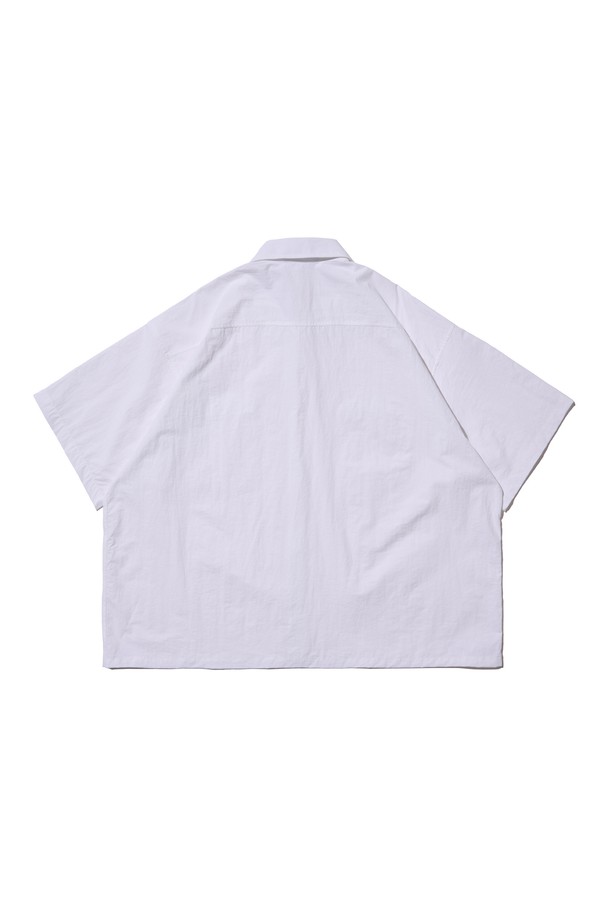 시원한 여름을 위한 NYLON OVER POCKET 반소매 셔츠 (화이트)입니다. 가볍고 시원한 나일론 소재에 오버핏 실루엣으로 편안한 착용감을 선사하며, 데일리, 바캉스, 캐주얼 등 다양한 스타일에 활용하기 좋습니다. 셔츠 칼라와 정면 투 포켓 디자인으로 캐주얼한 무드를 더했습니다.
