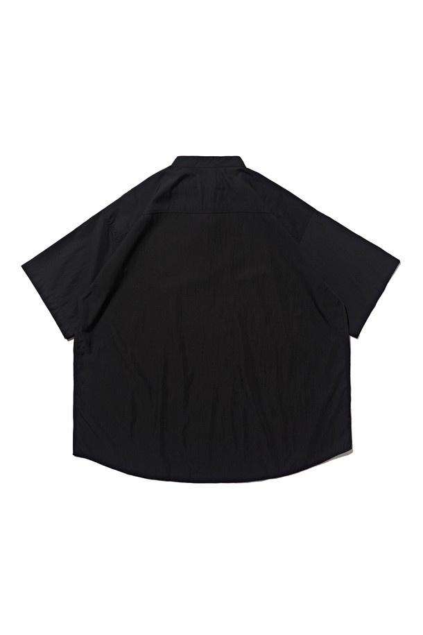 'HENRY TUNIC SHORT SLEEVE SHIRT (BLACK)'는 헨리넥 디자인과 박시한 실루엣이 돋보이는 캐주얼 셔츠입니다. 블랙과 화이트 두 가지 색상으로 출시되어 데일리룩부터 바캉스룩까지 폭넓게 활용 가능하며, 여름철 시원하게 착용할 수 있는 폴리에스테르 및 나일론 혼방 소재로 제작되었습니다. 롱 기장의 반소매 디자인으로 편안함과 스타일리시함을 동시에 잡았습니다.
