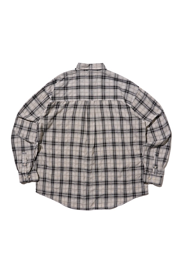 피그먼트 세미 체크 셔츠 (베이지)는 남성 고객을 위한 셔츠입니다. 부드러운 면 소재로 제작되어 편안한 착용감을 선사하며, 오버핏 실루엣과 레귤러 기장으로 트렌디한 스타일을 연출합니다. 베이지와 핑크 컬러의 체크 패턴이 돋보이며, 스트릿, 캐주얼 무드를 모두 소화할 수 있습니다. 피그먼트 워싱 처리로 빈티지한 멋을 더했으며, 봄, 가을 시즌에 활용하기 좋습니다. 긴소매 디자인으로 다양한 스타일링이 가능합니다.
