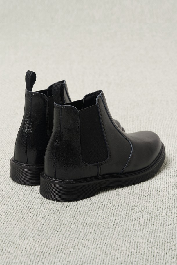 세련된 남성 스타일을 완성하는 스탠다드 라운드 레더 첼시 부츠 (블랙)입니다. 부드러운 소가죽 소재로 제작되어 사계절 내내 착용 가능하며, 3cm 로우힐이 편안한 착용감을 선사합니다. 미니멀, 클래식, 시크 스타일을 즐겨 입는 남성분들께 출근룩과 데이트룩에 완벽한 조화를 선사합니다. 핸드메이드 제작으로 완성도를 높였으며, 가벼운 착용감과 클린한 실루엣이 돋보입니다. 내외부 솔 적용으로 견고함을 더했습니다.
