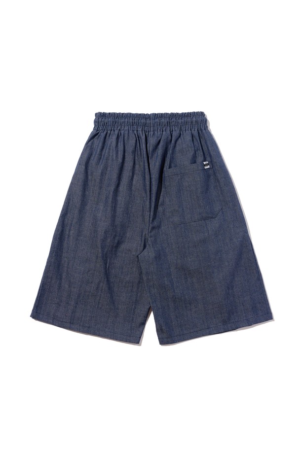 시원한 린넨과 면 혼방 소재로 제작된 TWO-TUCK LINEN BERMUDA PANTS (BLUE)입니다. 넉넉한 레귤러 핏과 투턱 디테일이 편안함과 스타일리시함을 동시에 선사하며, 여름철 캐주얼룩에 완벽하게 어울립니다. 블루, 베이지, 아이보리, 블랙, 카키 등 다양한 컬러로 출시되어 폭넓은 선택이 가능합니다.
