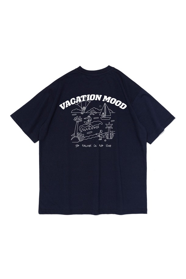 네이비 컬러의 썸머 베케이션 무드 반팔 티셔츠입니다. 폴리에스테르와 면 혼방 소재로 제작되어 편안한 착용감을 제공하며, 캐주얼한 스타일을 연출합니다. 아치형 로고와 그래픽 디자인, 세미오버핏으로 트렌디함을 더했고, 다양한 코디에 활용하기 좋습니다.
