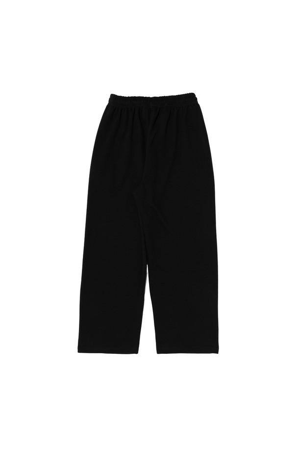 AMERICAN LOGO 로고 스웨트 팬츠는 블랙과 차콜 두 가지 색상으로 출시되어, 캐주얼 및 스트릿 스타일을 선호하는 남성분들에게 적합합니다. 면과 폴리에스테르 혼방 소재로 제작되어 부드러운 촉감과 뛰어난 통기성을 제공하며, 봄, 가을, 겨울 계절에 활용하기 좋습니다. 레귤러핏에 빈티지한 로고 그래픽 디자인을 더해 개성 있는 스타일을 연출하며, 허리 밴딩으로 편안한 착용감을 선사합니다.
