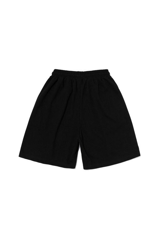 CIRCLE ONE TUCK SMALL LOGO HALF PANTS (BLACK)는 면 80%, 폴리에스테르 20% 혼방 소재로 제작되어 부드러운 촉감과 편안한 착용감을 선사합니다. 여름철에 시원하게 입을 수 있도록 통기성이 뛰어난 소재를 사용했으며, 허리 밴딩 처리로 활동성을 높였습니다. 캐주얼 및 스포티한 스타일 연출에 용이하며, 메인 로고와 서클 로고 그래픽 디자인으로 포인트를 더한 레귤러핏 반바지입니다.

