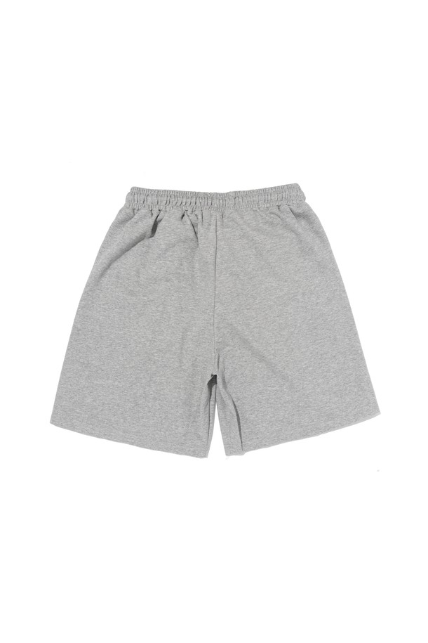 CIRCLE ONE TUCK SMALL LOGO HALF PANTS는 시원한 여름을 위한 반바지로, 부드러운 면과 폴리에스테르 혼방 소재로 제작되어 편안한 착용감을 선사합니다. 캐주얼과 스포티한 스타일을 넘나드는 디자인은 일상복으로 활용하기 좋으며, 그레이, 차콜, 카키, 오렌지 등 다채로운 컬러 옵션을 제공합니다. 원턱 디자인과 메인 로고, 서클 로고 그래픽, 그리고 통기성이 좋은 소재는 스타일리시함과 기능성을 모두 충족합니다.
