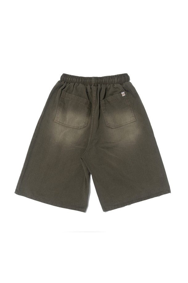 SIDE WAVE CACCION 버뮤다 팬츠는 편안한 루즈핏으로 제작된 남성용 반바지입니다. 카키 컬러의 무지 디자인으로 어떤 상의에도 쉽게 매치할 수 있으며, 드로우스트링 디테일과 밴딩 처리로 편안한 착용감을 제공합니다. 여름철 캐주얼룩을 완성해 줄 아이템입니다.
