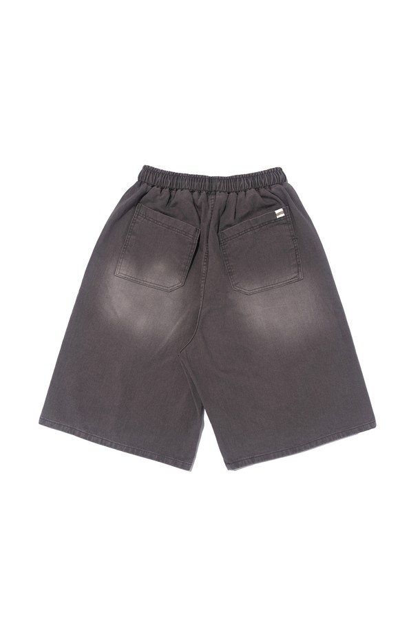 SIDE WAVE CACCION BERMUDA PANTS (GRAY)는 부드러운 면 소재로 제작되어 편안한 착용감을 제공하는 7부 기장의 버뮤다 팬츠입니다. 그레이, 베이지, 카키 세 가지 색상으로 출시되었으며, 캐주얼하고 베이직한 스타일을 연출하기 좋습니다. 카션 염색과 절개 디테일, 깔끔한 실루엣의 벌룬핏 루즈핏 바지로, 일상생활에서 폭넓게 활용할 수 있습니다.
