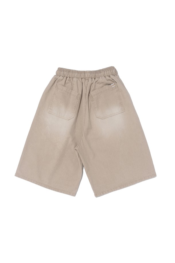 SIDE WAVE CACCION BERMUDA PANTS (BEIGE)는 캐주얼하고 베이직한 스타일의 남녀 공용 버뮤다 팬츠입니다. 면 소재의 루즈핏 와이드 실루엣에 7부 또는 버뮤다 기장으로 제작되었으며, 밴딩 허리로 편안한 착용감을 제공합니다. 베이지, 카키, 그레이 세 가지 색상으로 출시되었으며, 캐션 염색과 사이드 웨이브 디테일이 특징입니다.
