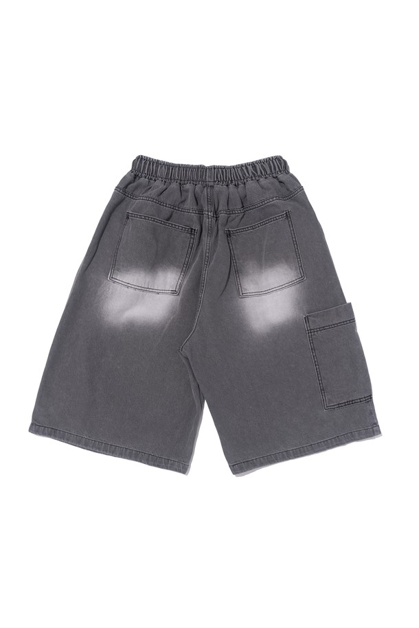 샌드 브러쉬 포켓 버뮤다 데님 팬츠 (그레이)는 캐주얼한 스타일을 연출하기 좋은 7부 기장의 와이드핏 데님 팬츠입니다. 샌드워싱 처리된 그레이 컬러 데님 소재에 밴딩 허리와 루즈핏으로 편안한 착용감을 제공하며, 비대칭 포켓 디자인으로 포인트를 더했습니다. 봄, 여름 시즌 일상복으로 활용하기 좋은 아이템입니다.
