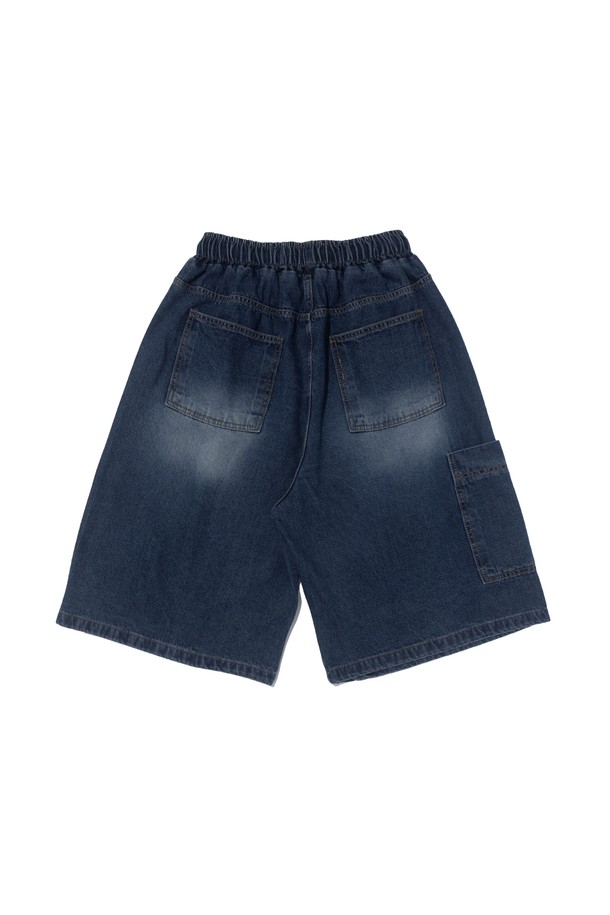 **SAND BRUSH POCKET BERMUDA DENIM PANTS (BLUE)**는 남녀 공용으로 착용 가능한 캐주얼 스타일의 버뮤다 데님 팬츠입니다. 봄, 여름 시즌에 적합하며, 워싱 처리된 블루 컬러의 데님 소재와 벌룬핏, 루즈핏의 편안한 착용감을 제공합니다. 비대칭 포켓 디자인과 밴딩 처리로 활동성을 높였으며, 드레이프 실루엣과 포켓 디테일이 돋보이는 7부~버뮤다 기장의 팬츠입니다.
