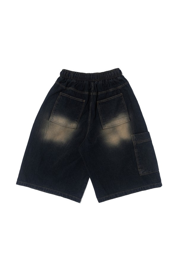 샌드 브러쉬 워싱 기법으로 빈티지한 멋을 살린 SAND BRUSH POCKET BERMUDA DENIM PANTS (D.BLUE)입니다. 밴딩 허리와 벌룬핏으로 편안한 착용감을 제공하며, 7~8부 기장으로 시원하게 즐길 수 있습니다. 비대칭 포켓 디자인과 트렌디한 스타일로 여름철 캐주얼 룩에 포인트를 더해보세요.
