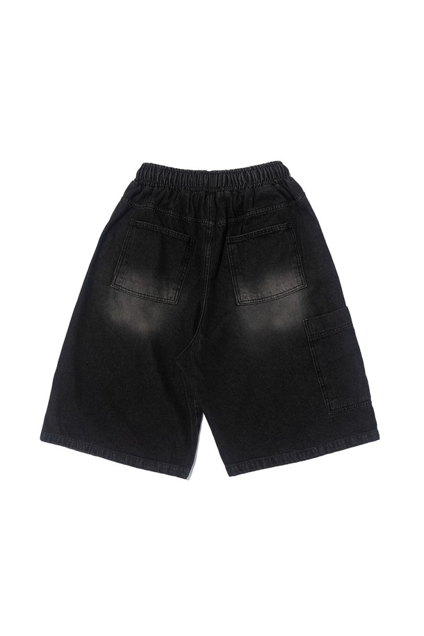 샌드 브러쉬 포켓 버뮤다 데님 팬츠 (블랙)는 남녀 모두 착용 가능한 캐주얼 스타일의 5부 기장 데님 버뮤다 팬츠입니다. 샌드워싱 가공된 블랙 데님 소재에 벌룬핏과 루즈핏을 더하여 편안하고 자연스러운 실루엣을 연출합니다. 독특한 비대칭 포켓 디자인과 밴딩 처리로 실용성을 높여 봄, 여름철 데일리룩으로 활용하기 좋습니다.
