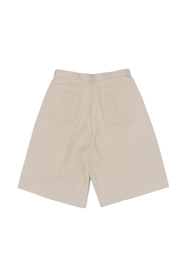 베이직하면서도 캐주얼한 무드의 남성용 PREMIUM COTTON ONE-TUCK BERMUDA PANTS입니다. 부드러운 면 소재로 제작되어 봄, 여름 시즌에 시원하고 편안하게 착용 가능하며, 레귤러핏과 5부 기장으로 활동성을 높였습니다. 베이지 컬러의 무지 디자인에 원턱 디테일을 더해 깔끔하고 세련된 스타일을 연출합니다.
