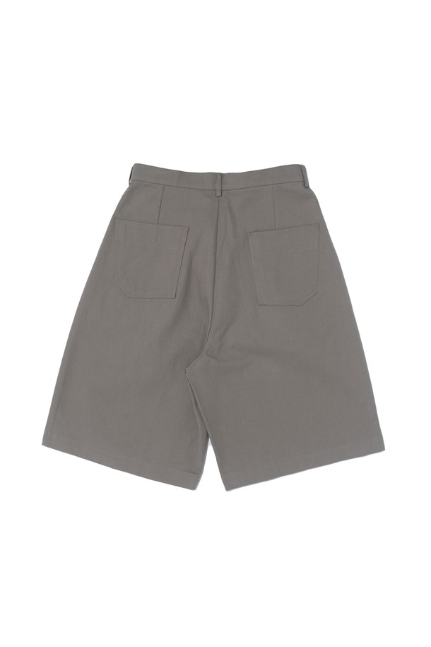 PREMIUM COTTON ONE-TUCK BERMUDA PANTS (GRAY)는 부드러운 면 소재로 제작된 남성용 5부 버뮤다 팬츠입니다. 베이직하고 캐주얼한 스타일의 레귤러핏으로, 여름철 일상에서 편안하게 착용하기 좋습니다. 그레이 컬러의 무지 디자인에 원턱 디테일이 더해져 세련된 느낌을 줍니다.
