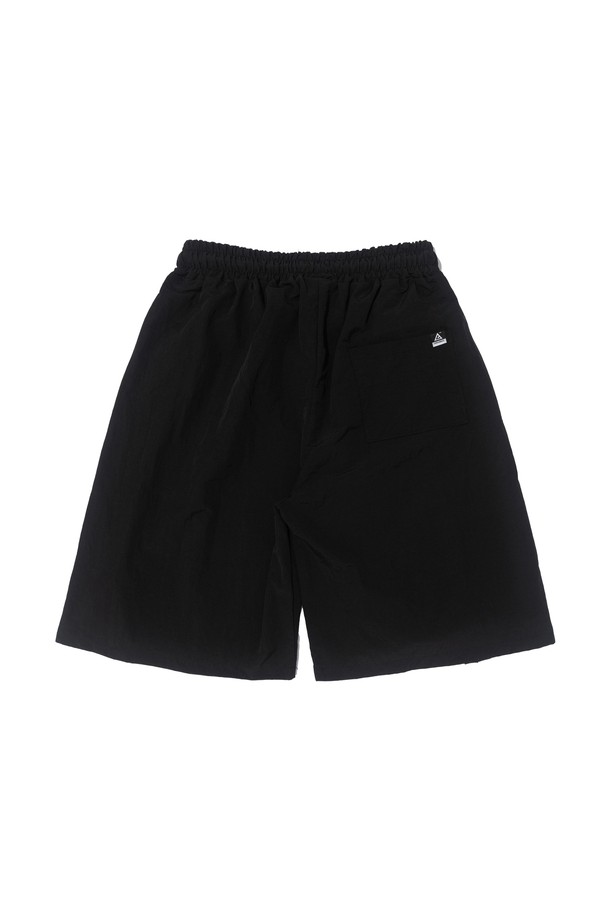 NYLON PINTUCK BERMUDA PANTS (BLACK)는 캐주얼한 스타일의 공용 버뮤다 팬츠입니다. 나일론 소재로 제작되어 봄, 여름 시즌에 착용하기 좋으며, 8부 기장에 와이드 핏으로 편안한 착용감을 선사합니다. 밑단 스트링 디테일과 벌룬핏 디자인이 특징이며, BLACK, BEIGE, KHAKI, GRAY, CHARCOAL 5가지 색상으로 출시되었습니다.
