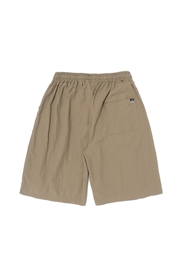 베이직한 무드의 핀턱 디테일이 돋보이는 나일론 버뮤다 팬츠입니다. 루즈핏으로 편안한 착용감을 선사하며, 허리 스트링과 밴딩으로 사이즈 조절이 용이합니다. 봄, 여름 시즌에 시원하게 착용하기 좋은 얇은 두께감과 부드러운 촉감을 자랑합니다.
