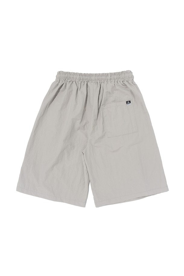 NYLON PINTUCK BERMUDA PANTS (GRAY)는 캐주얼한 무드의 여름용 버뮤다 팬츠입니다. 가볍고 시원한 나일론 소재에 핀턱 디테일과 와이드 실루엣으로 편안한 루즈핏을 제공하며, 밑단 스트링으로 핏 조절이 가능합니다. 데일리룩에 활용하기 좋은 그레이 컬러의 밴딩 반바지입니다.
