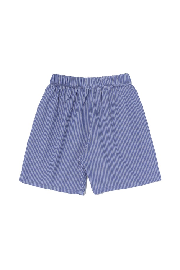 **SUMMER MARINE SHORTS (BLUE)**는 시원한 여름을 위한 여성용 반바지입니다. 부드러운 촉감의 면, 폴리에스테르, 레이온 혼방 소재로 제작되었으며, 얇은 두께와 통기성 좋은 디자인으로 편안한 착용감을 선사합니다. 마린 스타일의 패턴과 릴랙스핏, 밴딩 허리, 파자마 스타일로 일상 및 캐주얼 룩으로 활용 가능하며, 세트 또는 단품으로도 멋스럽게 연출할 수 있습니다.
