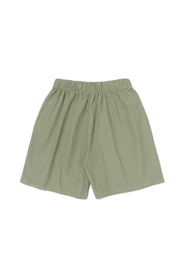 SUMMER MARINE SHORTS (GREEN)는 시원한 여름을 위한 캐주얼 반바지입니다. 면, 폴리에스테르, 레이온 혼방의 부드러운 촉감과 얇은 두께로 편안한 착용감을 선사하며, 릴랙스핏과 밴딩 허리 디자인으로 활동성을 높였습니다. 마린 패턴과 그린 컬러가 어우러져 파자마 스타일의 편안함과 통기성을 갖춘, 일상에서 활용하기 좋은 아이템입니다.
