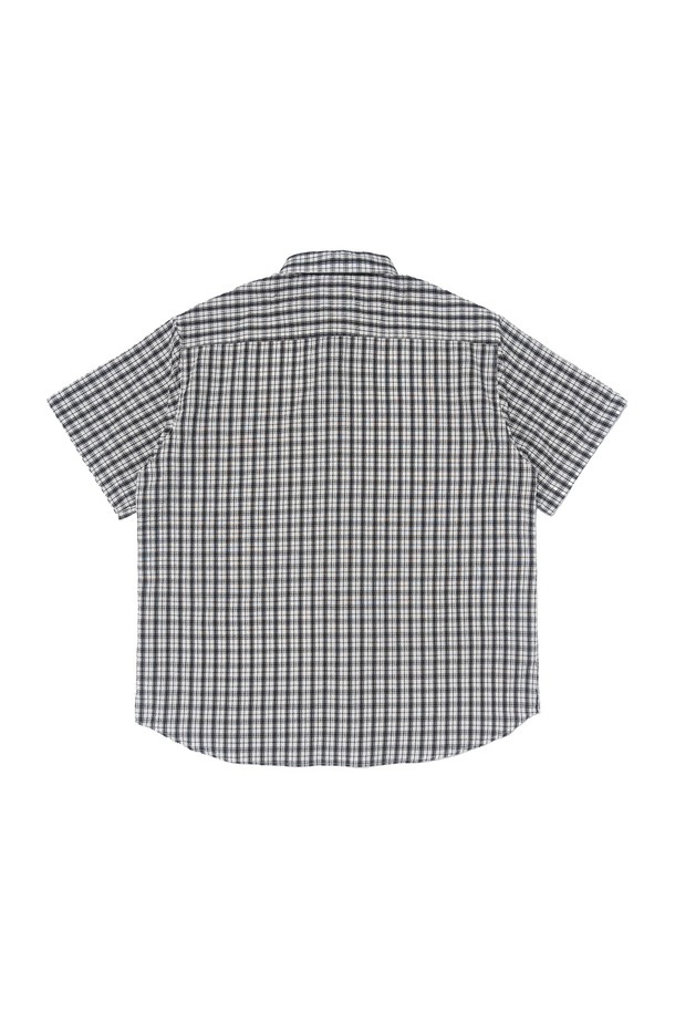 CREEZ 루즈핏 체크 반팔 셔츠 (화이트)는 부드러운 면과 폴리에스테르 혼방 소재로 제작되어 봄, 여름 시즌에 시원하고 편안하게 착용할 수 있습니다. 베이직하면서도 캐주얼한 무드의 체크 패턴 디자인에 루즈핏으로 제작되어 활동성을 높였으며, 통기성이 우수하여 쾌적한 착용감을 제공합니다. 다양한 스타일링이 가능하여 데일리룩으로 활용하기 좋습니다.
