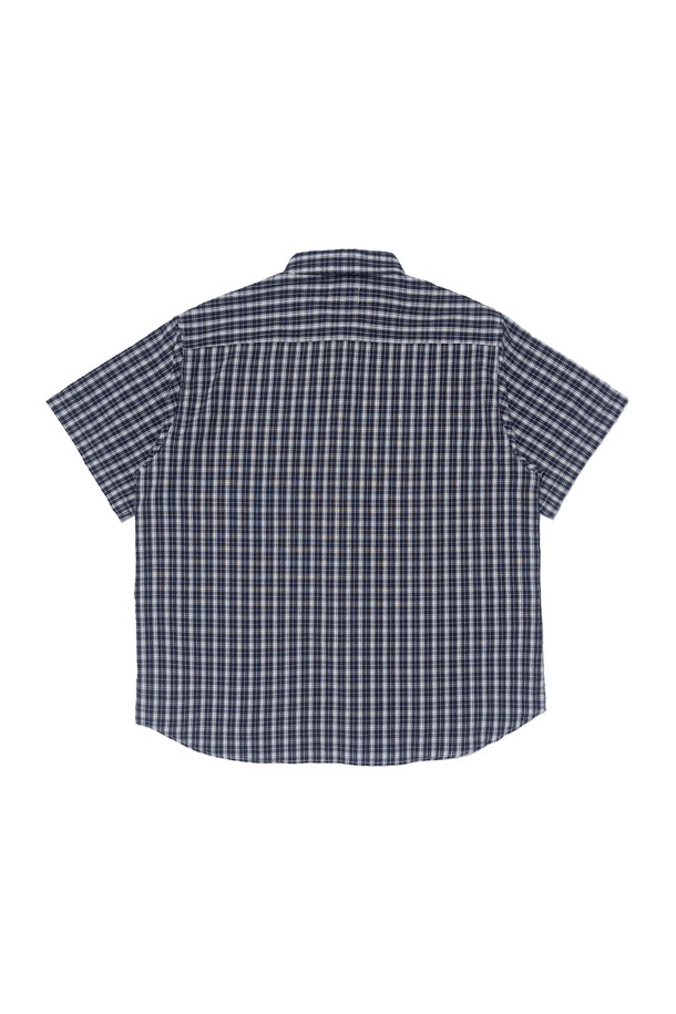 CREEZ 루즈핏 체크 반팔 셔츠(네이비)는 봄, 여름 시즌에 어울리는 캐주얼한 스타일의 셔츠입니다. 면과 폴리에스테르 혼방 소재로 제작되어 통기성이 좋고 착용감이 편안하며 루즈핏으로 편안하게 착용 가능합니다. 네이비 컬러의 체크 패턴으로 다양한 스타일링에 활용하기 좋습니다.
