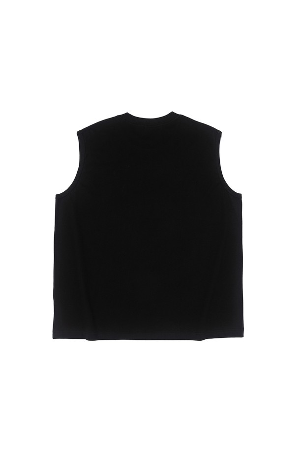 PLAIN BOX OVER SLEEVELESS SHIRT (BLACK)는 부드러운 면 소재로 제작된, 일상복으로 활용하기 좋은 민소매 티셔츠입니다. 라운드넥에 레귤러핏으로 편안하게 착용할 수 있으며, 얇은 두께감과 박시한 실루엣이 특징입니다. 베이직하고 미니멀한 스타일로 여름철 다양한 룩에 매치하기 좋습니다.
