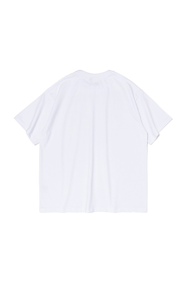 화이트 컬러의 CAMO PATTERN 85 반소매 티셔츠입니다. 면 소재로 제작되어 봄, 여름철에 시원하게 착용할 수 있으며, 캐주얼 및 스트릿 스타일을 연출하기에 적합합니다. 얇은 두께의 레귤러핏 라운드넥 티셔츠로, 카모플라주 패턴과 85 숫자 프린트 로고가 특징입니다.
