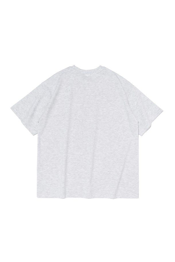 그레이 컬러의 CAMO PATTERN 85 반소매 티셔츠입니다. 캐주얼하고 밀리터리한 스타일의 남성용 티셔츠로, 봄, 여름에 시원하게 착용하기 좋습니다. 얇은 면 소재에 레귤러핏으로 제작되었으며, 라운드넥 디자인과 카모 패턴, 그리고 85 숫자 프린트가 특징입니다.
