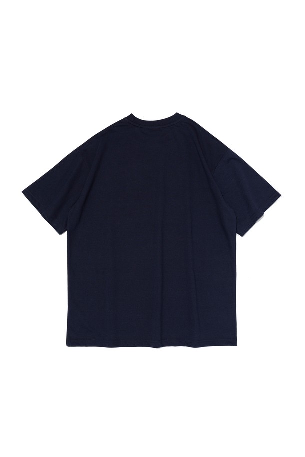 네이비 컬러의 AMERICAN FREEDOM 반소매 티셔츠입니다. 면과 폴리에스테르 혼방 소재로 제작되어 부드러운 촉감을 선사하며, 일상복으로 편안하게 착용할 수 있습니다. 캐주얼한 스타일의 라운드넥 티셔츠로, 봄, 여름에 어울리는 미국 국기 모티프의 그래픽 디자인이 돋보입니다.
