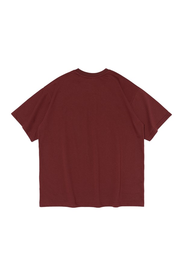 **BIG SIZE WESTERN BASE 반팔 티셔츠 (와인)**는 면과 폴리에스테르 혼방 소재로 제작되어 부드러운 촉감과 뛰어난 통기성을 자랑합니다. 넉넉한 레귤러핏과 라운드넥 디자인, 빈티지한 로고/프린트 패턴으로 캐주얼한 스타일을 연출하며, 빅사이즈로 편안하게 데일리룩을 완성할 수 있습니다. 봄, 여름 시즌에 활용하기 좋은 와인 컬러의 반팔 티셔츠입니다.
