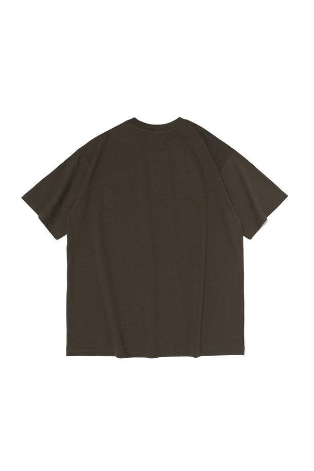 (BIG SIZE) 웨스턴 베이스 반팔 티셔츠 (카키)는 남성용 상의로, 봄, 여름 계절에 적합한 캐주얼하고 베이직한 스타일의 반소매 티셔츠입니다. 넉넉한 오버핏에 라운드넥 디자인이며, 면 소재로 제작되어 편안한 착용감을 제공합니다. 카키 색상에 프린트 무늬가 특징이며, 일상 및 여행 시 편안하게 착용하기 좋습니다. 빅사이즈로 출시되어 체형에 구애받지 않고 누구나 스타일리시하게 연출할 수 있습니다.
