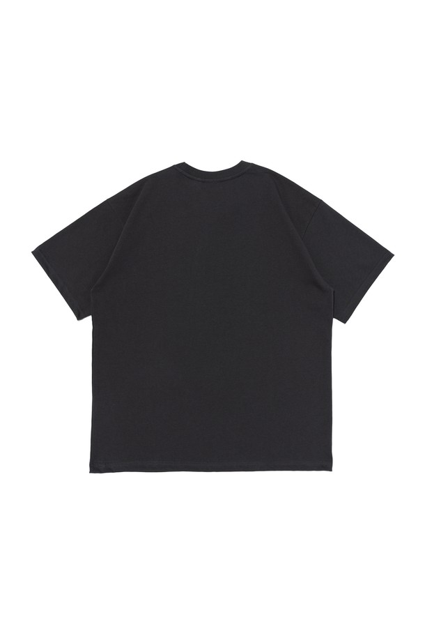 빈티지 솔리드 에어 반소매 티셔츠 (차콜)는 봄, 여름 시즌에 어울리는 부드러운 면 소재의 라운드넥 반소매 티셔츠입니다. 베이직하고 캐주얼한 스타일로, 레귤러핏의 레귤러 기장이며 얇은 두께감으로 편안하게 착용할 수 있습니다. 차콜 색상의 무지 디자인에 빈티지한 느낌을 더해 일상복으로 활용하기 좋습니다.
