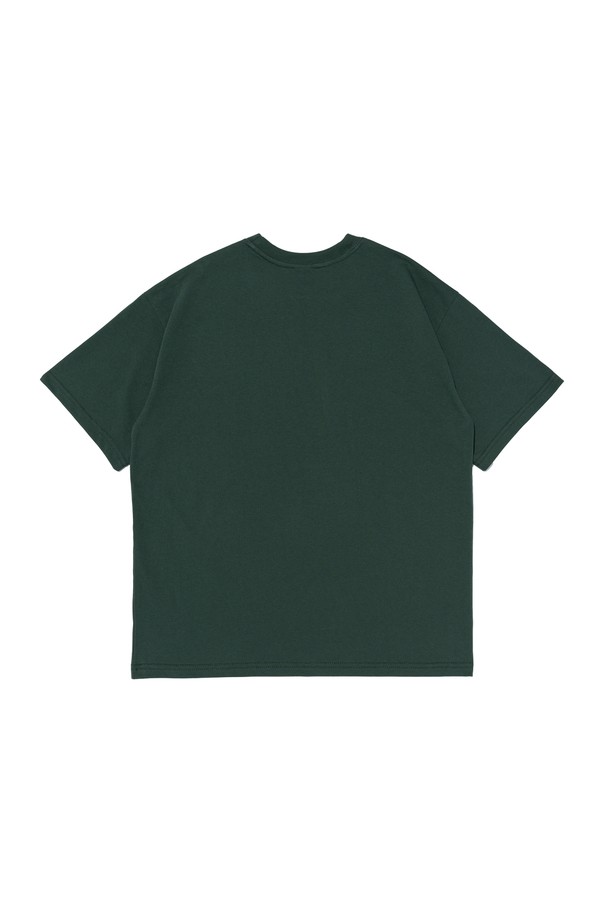 빈티지 솔리드 에어 반팔 티셔츠 (GREEN)는 면과 폴리에스터 혼방 소재로 제작되어 부드러운 촉감과 쾌적한 착용감을 제공합니다. 베이직한 디자인에 스탠다드핏으로 편안하게 착용 가능하며, 소매, 밑단, 넥 라인은 더블 스티치 마감으로 내구성을 높였습니다. 데일리 및 캐주얼 스타일 모두 소화 가능한 활용도 높은 반팔 티셔츠입니다.
