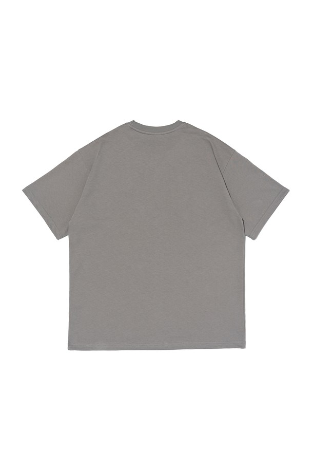 빈티지 솔리드 에어 반팔 티셔츠 (GRAY)는 부드러운 촉감의 20수 면폴리 혼방 원단을 사용하여 제작되었으며, 레귤러핏으로 편안하게 착용할 수 있습니다. 그레이, 차콜, 그린, 카키 등 다채로운 컬러 옵션으로 제공되며, 소매단, 밑단, 넥라인에 이중 스티치 처리를 하여 내구성을 높였습니다. 봄, 여름 시즌 일상복으로 활용하기 좋으며, 세탁 후에도 실루엣이 유지되는 실용적인 제품입니다.

