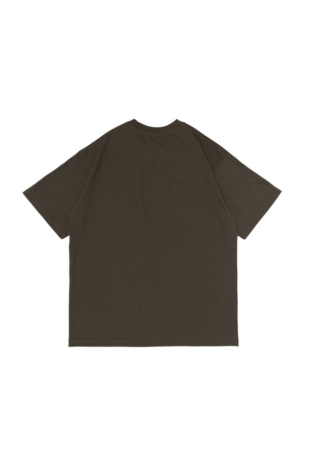 빈티지 솔리드 에어 반팔 티셔츠는 20수 면혼방 원단으로 제작되어 부드러운 촉감을 선사하며, 봄, 여름 시즌에 적합합니다. 레귤러핏으로 편안하게 착용 가능하며, 카키, 차콜, 그린, 그레이 등 베이직한 컬러와 무지 패턴으로 다양한 스타일링에 활용하기 좋습니다. 더블 스티치 디테일과 세탁 후에도 변형 없는 실루엣으로, 빈티지한 무드를 연출합니다.
