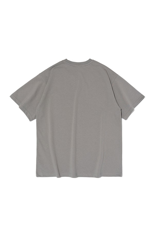 USA 플래그 프린트가 돋보이는 그레이 컬러의 반소매 티셔츠입니다. 부드러운 면 소재로 제작되어 봄, 여름철 일상에서 편안하게 착용하기 좋습니다. 라운드넥, 레귤러핏 디자인으로 남녀 모두 캐주얼하고 베이직한 스타일을 연출할 수 있습니다.
