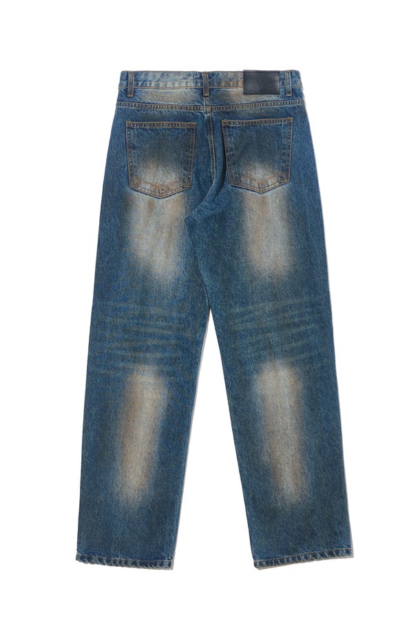 크래크 워싱 세미 와이드 데님 (중청)은 캐주얼, 빈티지 스타일의 데님 팬츠입니다. 일상생활에서 편안하게 착용하기 좋으며, 데이트룩과 쇼핑룩에 매치하기 좋습니다. 중청 컬러의 워싱 디테일이 돋보이며, 뻣뻣한 촉감의 데님 소재로 제작되었습니다. 세미 와이드 핏으로 클래식하면서도 깔끔한 실루엣을 연출하며, 다양한 상의와 쉽게 코디할 수 있습니다. 사계절 내내 활용 가능한 활용도 높은 아이템입니다.
