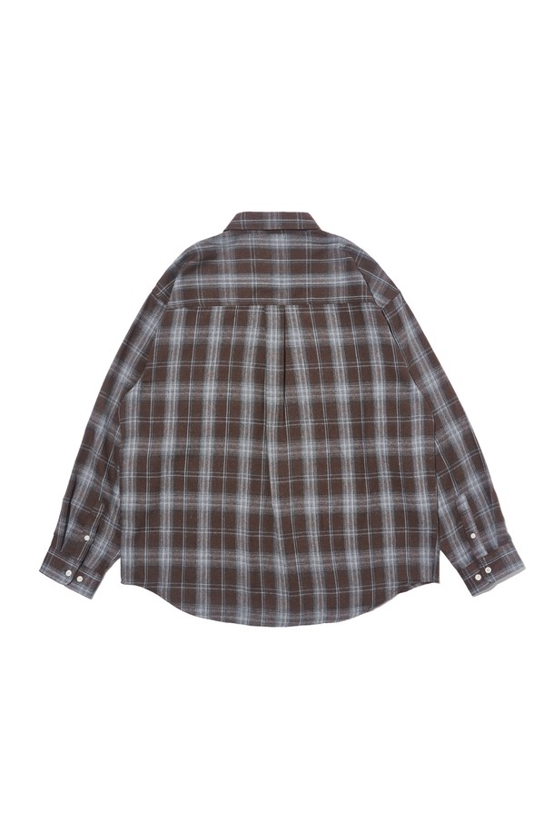 클래식 어반 체크셔츠 (브라운)는 봄, 가을에 어울리는 남녀 공용 상의입니다. 부드러운 촉감의 폴리에스테르와 면 혼방 소재로 제작되었으며, 오버핏과 레귤러 기장으로 편안한 착용감을 선사합니다. 차이나칼라와 긴소매 디자인, 브라운 컬러의 체크 패턴이 클래식하면서도 캐주얼한 분위기를 연출합니다. 셔츠/아우터 겸용이 가능하며 드레이프 실루엣으로 자연스러운 스타일을 완성합니다. 데이트룩, 카페룩, 가을 나들이룩 등 다양한 TPO에 매치하여 미니멀하고 세련된 스타일을 연출해보세요.

