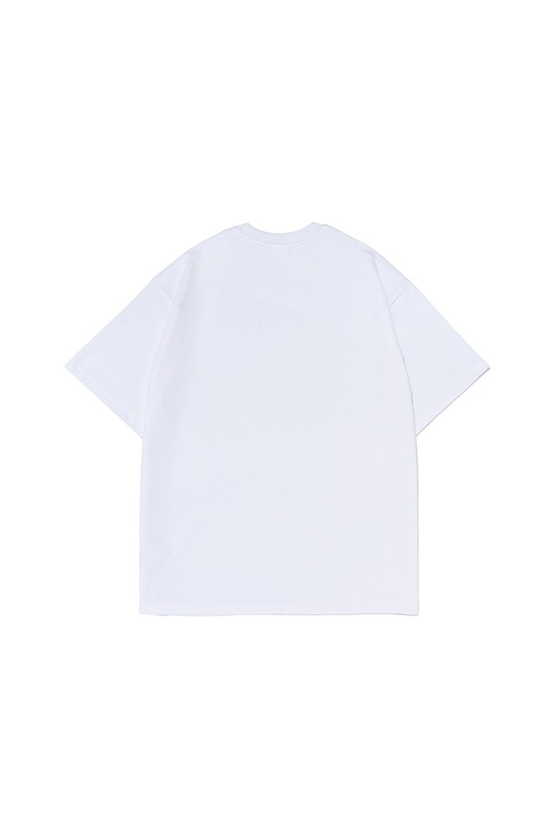 **BB 유니온 티셔츠 (화이트)**는 여름철 야외 활동, 스포츠, 여행에 적합한 티셔츠입니다. 부드러운 면과 에어쿨 소재로 제작되어 뛰어난 흡습, 통기, 속건 기능을 제공하며, 땀을 흘려도 쾌적한 착용감을 유지합니다. 레귤러핏으로 편안하게 착용 가능하며, 세탁 후에도 형태 유지력이 우수하여 관리가 용이합니다. 깔끔한 무지 디자인의 반소매 티셔츠로, 스포티하고 미니멀한 스타일을 연출하여 여행룩, 휴가룩 등 다양한 TPO에 활용하기 좋습니다.
