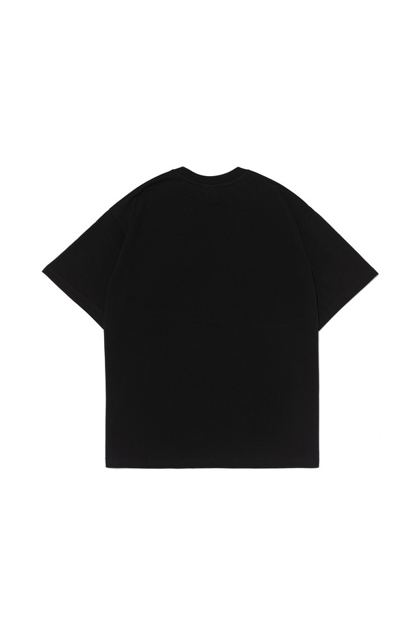 BB 유니온 티셔츠 (블랙)는 스포츠, 아웃도어 활동은 물론 일상에서도 편안하게 착용할 수 있는 공용 티셔츠입니다. 에어쿨 원단을 사용하여 땀 흡수와 빠른 건조 기능을 갖춰 쾌적함을 유지하며, 레귤러 핏과 라운드넥 디자인으로 편안한 착용감을 선사합니다. 무지 스타일의 블랙 컬러는 어떤 옷에도 잘 어울려 미니멀하고 캐주얼한 스타일을 연출합니다. 반소매 기장으로 활동성을 높였으며, 내구성이 강화되어 변형 없이 오래도록 즐겨 입을 수 있습니다. 러닝, 등산 등 다양한 TPO에 활용하기 좋은 실용적인 아이템입니다.
