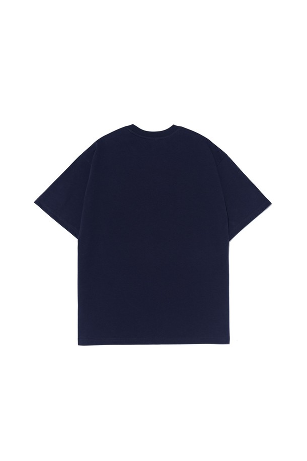 BB 유니온 티셔츠 (네이비)는 흡습, 속건, 통기 기능이 뛰어난 에어로쿨 원단으로 제작되어, 익스트림 스포츠, 아웃도어 활동, 여행 시 쾌적한 착용감을 선사합니다. 내구성이 강화되고 변형을 최소화하여 활동적인 움직임에도 편안함을 제공하며, 스포티하고 캐주얼한 스타일을 연출합니다. 레귤러 핏의 반소매 티셔츠로, 면과 폴리에스터 혼방 소재로 제작되어 부드러운 촉감이 특징입니다. 네이비 컬러에 로고 패턴으로 포인트를 주어 세련된 여행룩을 완성합니다.
