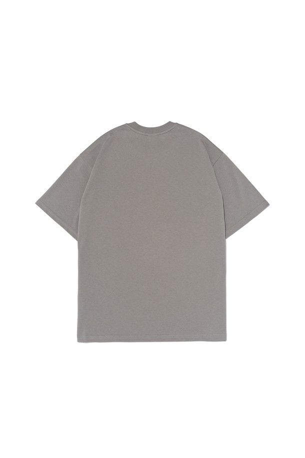 BB 1982 에센셜 티셔츠 (그레이)는 스포츠, 아웃도어, 여행 등 다양한 활동에 적합한 공용 티셔츠입니다. 부드러운 촉감의 면과 폴리에스테르 혼방 에어로쿨 원단으로 제작되어 쾌적한 착용감을 선사하며, 흡습, 통기, 속건 기능으로 땀을 빠르게 배출합니다. 레귤러핏 라운드넥 디자인에 무지 패턴으로 미니멀하고 스포티한 스타일을 연출하며, 레귤러 기장과 반소매 소매 기장으로 편안함을 더했습니다. 고강도와 복원력이 뛰어나 활동적인 라이프스타일에 적합하며, 여행룩, 피트니스룩, 러닝룩 등 TPO에 맞춰 활용할 수 있습니다.
