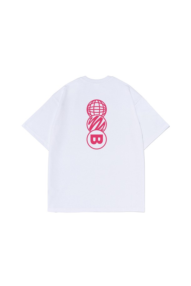 BB 스터프 로고 티셔츠 (화이트)는 스포티한 스타일의 레귤러핏 반소매 티셔츠입니다. 면과 폴리에스테르 혼방의 에어로쿨 원단을 사용하여 흡습, 속건, 통기, 쿨링 효과를 제공하며, 부드러운 촉감을 자랑합니다. 익스트림 스포츠, 아웃도어 활동, 일상생활에서 피트니스룩, 러닝룩으로 활용하기 좋습니다. 로고 패턴 디자인과 깔끔한 화이트 컬러는 미니멀하고 캐주얼한 스타일을 연출합니다. 세탁 후에도 형태가 유지되는 내구성을 갖춘 제품입니다.
