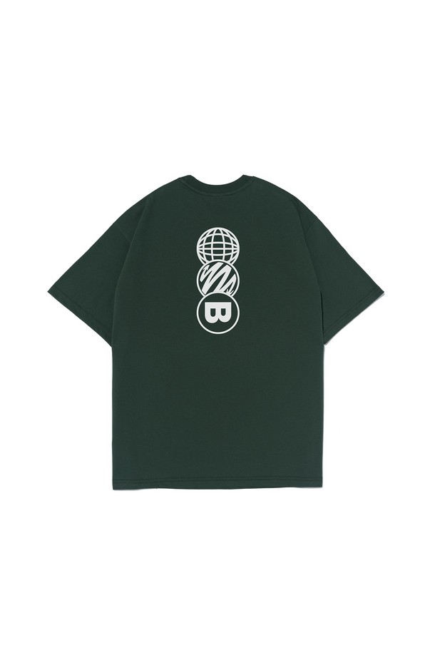 BB 스터프 로고 티셔츠 (그린)는 일상과 가벼운 산책에 어울리는 캐주얼 스타일의 티셔츠입니다. 부드러운 촉감의 면과 에어쿨 기능성 소재를 사용하여 봄, 여름철에도 시원하고 쾌적하게 착용할 수 있습니다. 레귤러핏으로 편안한 착용감을 제공하며, 라운드넥과 반소매 디자인으로 기본적인 스타일을 연출합니다. 은은한 그린 컬러에 BB 스터프 로고가 포인트로 들어가 미니멀하면서도 개성 있는 룩을 완성합니다. 세탁 후에도 형태 복원력이 우수하여 오랫동안 변함없이 즐겨 입을 수 있습니다.
