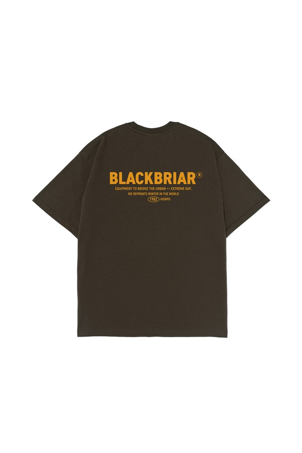 BB 익스트리머 티셔츠 (카키)는 흡습, 통기, 속건 기능을 갖춘 여름용 반소매 티셔츠입니다. 면과 폴리에스테르 혼방의 에어쿨 원단을 사용하여 운동, 아웃도어 활동, 여행 등 익스트림 스포츠를 즐길 때 쾌적함을 유지해 줍니다. 세탁 시 변형이 적고 내구성이 뛰어나 활동적인 일상에서 편안하게 착용할 수 있습니다. 스포티, 미니멀, 캐주얼 스타일을 선호하는 분들께 여행룩, 휴가룩, 피트니스룩으로 추천합니다. 부드러운 촉감과 무지 디자인으로 어떤 스타일에도 쉽게 매치할 수 있습니다.
