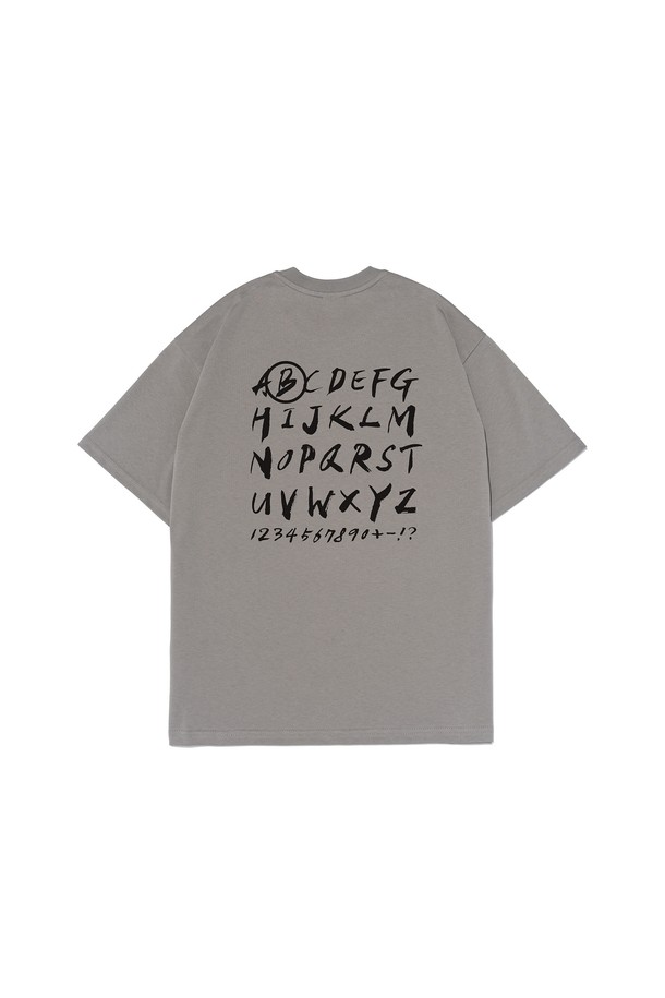 BB 타이포 티셔츠 (그레이)는 익스트림 스포츠, 아웃도어 활동, 여행, 운동 등 다양한 활동에 적합한 남녀 공용 티셔츠입니다. 스포티한 스타일을 연출하며, 라운드넥과 반소매 디자인으로 편안한 착용감을 제공합니다. 흡습 및 통기 기능으로 쾌적함을 유지하며, 전문 운동선수들과의 협업을 통해 퍼포먼스에 중점을 두고 설계되었습니다. 그레이 컬러 바탕에 로고 패턴이 돋보이는 디자인으로, 러닝룩, 여행룩, 피트니스룩 등 다채로운 TPO에 활용할 수 있습니다. 미니멀하고 캐주얼한 스타일을 선호하는 분들께 추천합니다.
